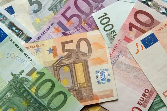 Im vergangenen Jahr verzeichneten die Kommunen in Deutschland deutlich weniger Gewerbesteuereinnahmen und Rückgänge bei der Einkommensteuer - erzielten aber dennoch einen Finanzierungsüberschuss von knapp zwei Milliarden Euro.