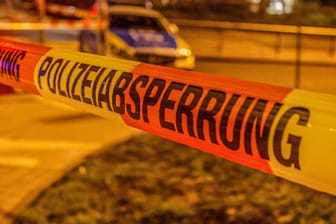 Eine Absperrung der Polizei (Symbolbild): In Hagen ist ein 68-Jähriger tot aufgefunden worden.