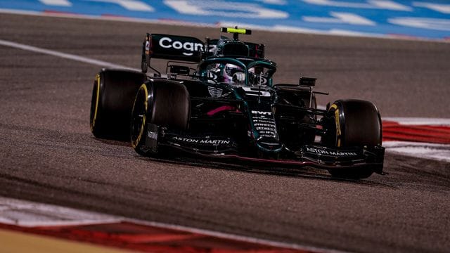 Fuhr auch in seinem neuen Dienstwagen hinterher: Aston-Martin-Pilot Sebastian Vettel. Fuhr auch in seinem neuen Dienstwagen hinterher: Aston-Martin-Pilot Sebastian Vettel.