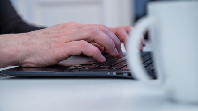 Viele Arbeitnehmer mit Familie fühlen sich im Homeoffice stark belastet und sorgen sich um ihre berufliche Zukunft.