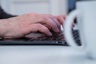 Viele Arbeitnehmer mit Familie fühlen sich im Homeoffice stark belastet und sorgen sich um ihre berufliche Zukunft.