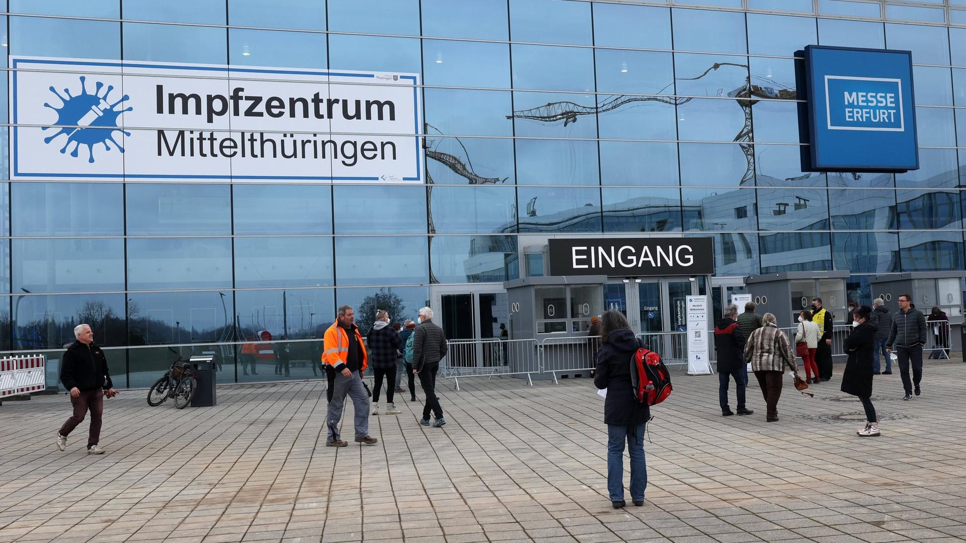 Impfzentrum in der Erfurter Messehalle: Die Corona-Lage in Thüringen scheint sich nicht zu entspannen.