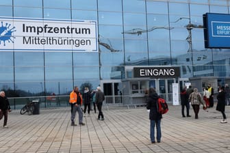 Impfzentrum in der Erfurter Messehalle: Die Corona-Lage in Thüringen scheint sich nicht zu entspannen.