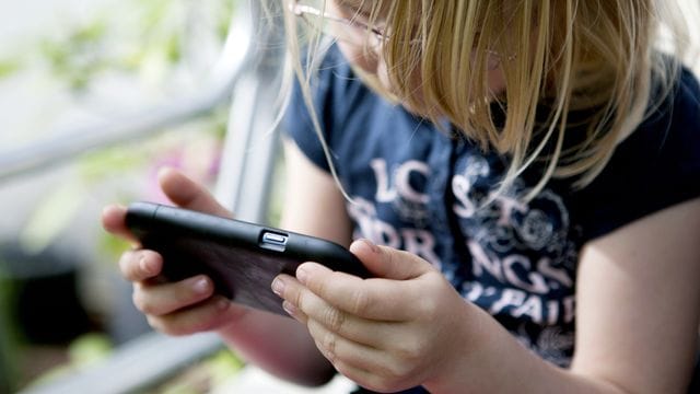 Wenn Kinder mit In-App-Käufen Kosten verursachen, können Eltern das Geld vom Anbieter unter Umständen zurückverlangen. Wenn Kinder mit In-App-Käufen Kosten verursachen, können Eltern das Geld vom Anbieter unter Umständen zurückverlangen.