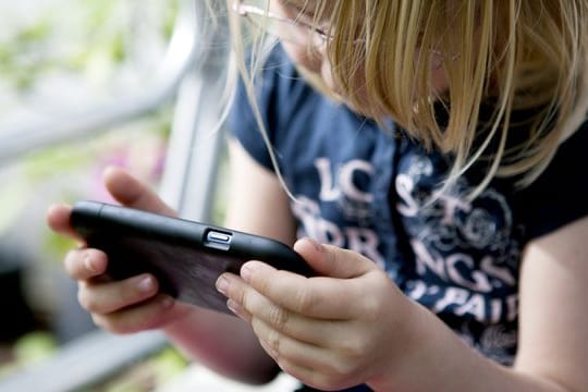 Wenn Kinder mit In-App-Käufen Kosten verursachen, können Eltern das Geld vom Anbieter unter Umständen zurückverlangen. Wenn Kinder mit In-App-Käufen Kosten verursachen, können Eltern das Geld vom Anbieter unter Umständen zurückverlangen.