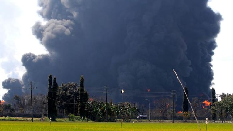 In der Pertamina Balongan Raffinerie ist es nach einer Explosion zu einem Großbrand gekommen.
