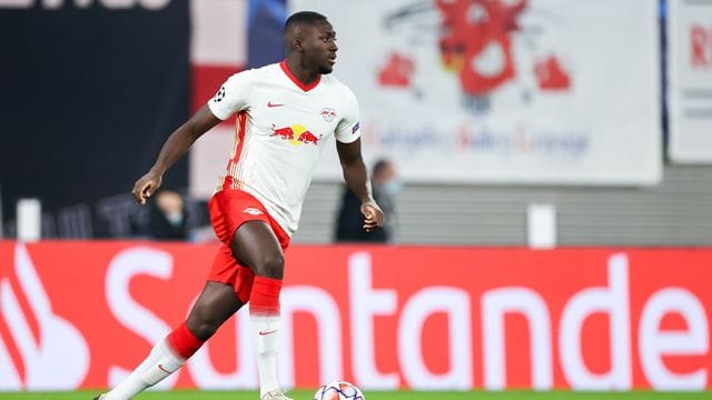 RB-Verteidiger Ibrahima Konate am Ball.