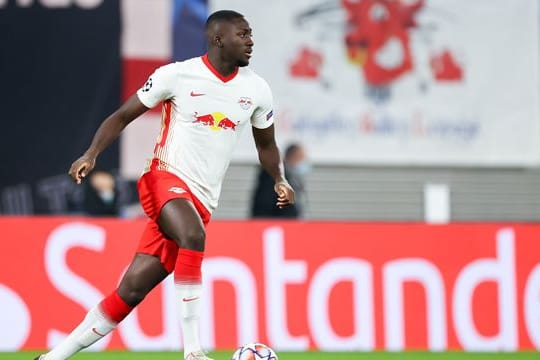 RB-Verteidiger Ibrahima Konate am Ball.