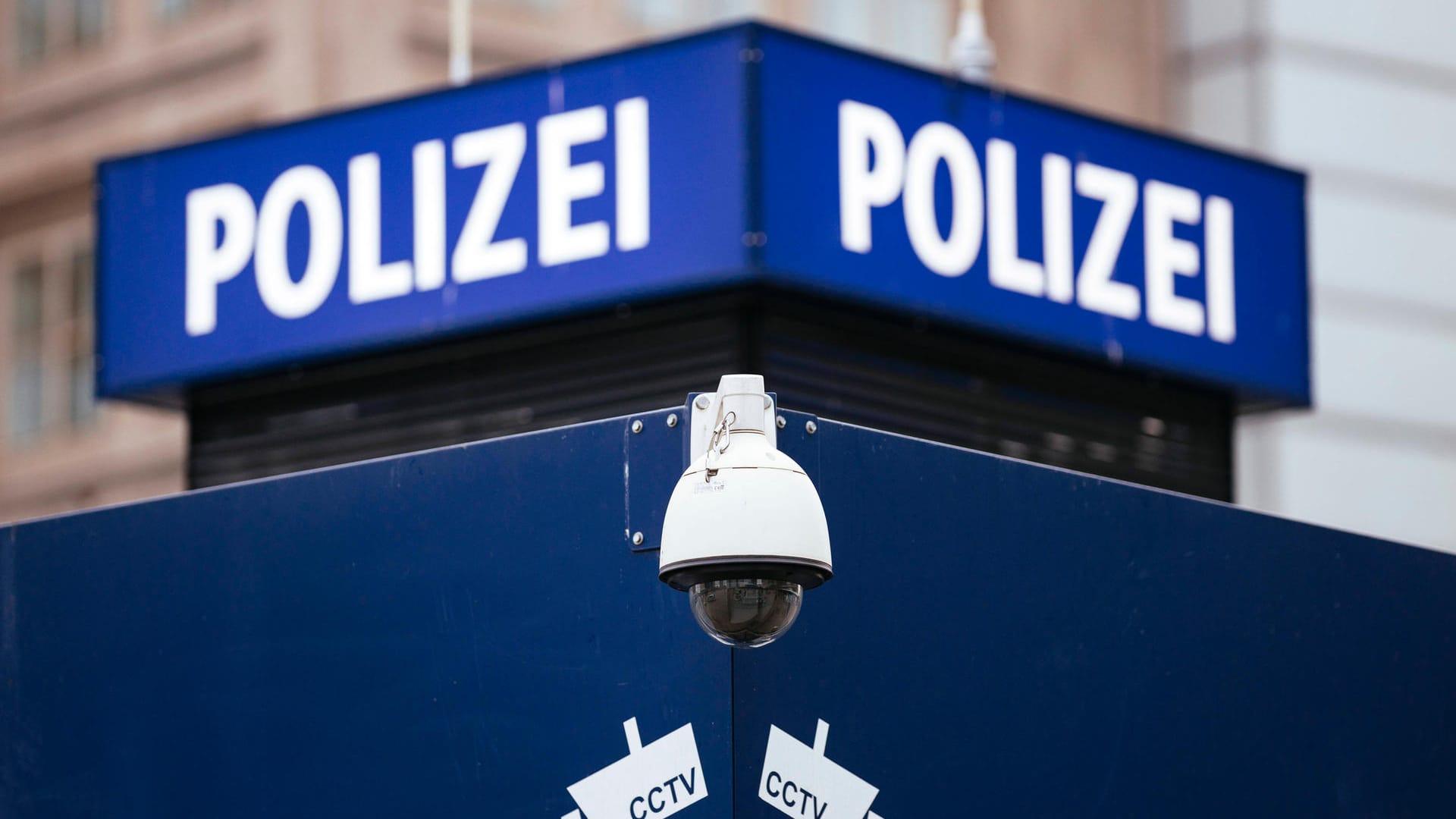 Polizei am Alexanderplatz (Symbolbild): Ein Polizeibewerber ist wegen mutmaßliche Verbindungen ins Clan-Milieu abgelehnt worden. Polizei am Alexanderplatz (Symbolbild): Ein Polizeibewerber ist wegen mutmaßliche Verbindungen ins Clan-Milieu abgelehnt worden.
