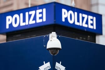 Polizei am Alexanderplatz (Symbolbild): Ein Polizeibewerber ist wegen mutmaßliche Verbindungen ins Clan-Milieu abgelehnt worden.