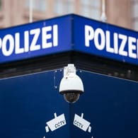 Polizei am Alexanderplatz (Symbolbild): Ein Polizeibewerber ist wegen mutmaßliche Verbindungen ins Clan-Milieu abgelehnt worden.