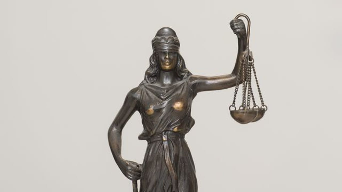 Eine Figur "Justitia" steht auf einem Schreibtisch (Symbolbild): Nach dem Tod einer dreifachen Mutter ist der Schwager der Frau angeklagt worden.