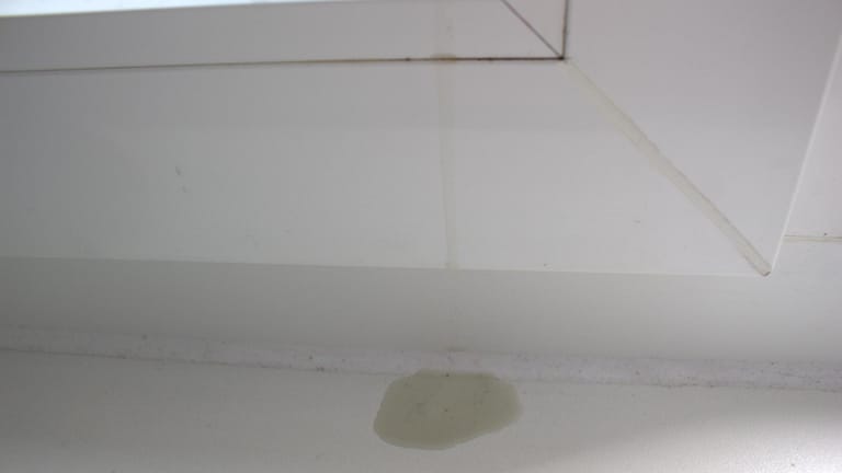 Dreck: Nach dem Fensterputzen mit dem normalen Abzieher sammelt sich Schmutzwasser, das Flecke auf dem Untergrund hinterlassen kann.