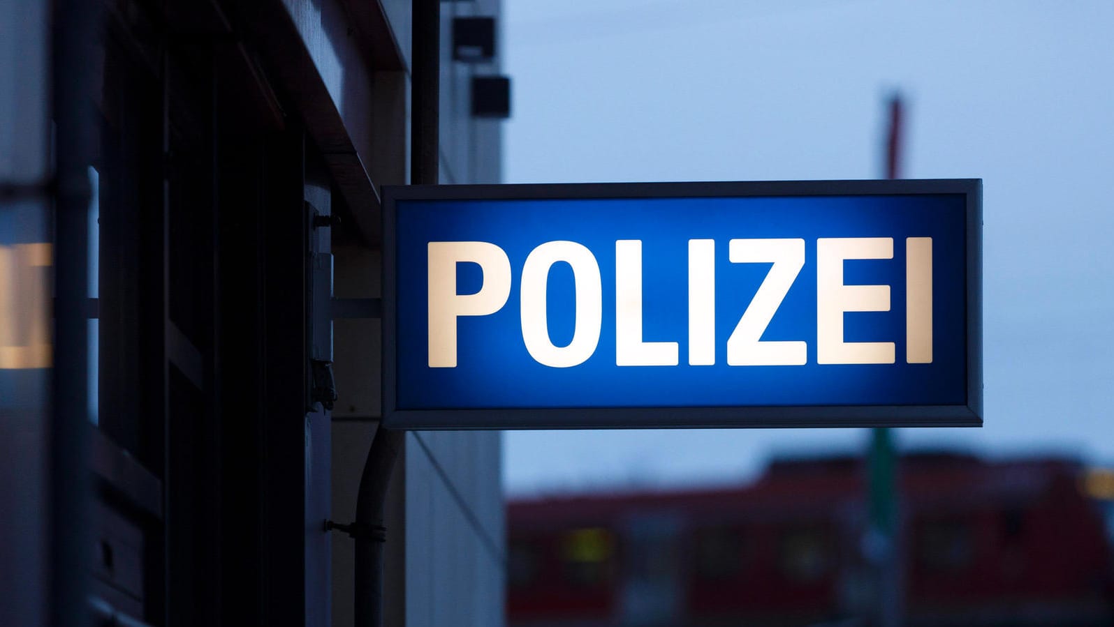 Wie die Polizei mitteilte, sei die Brandursache nach ersten Ermittlungen vermutlich ein technischer Defekt gewesen. Wie die Polizei mitteilte, sei die Brandursache nach ersten Ermittlungen vermutlich ein technischer Defekt gewesen.