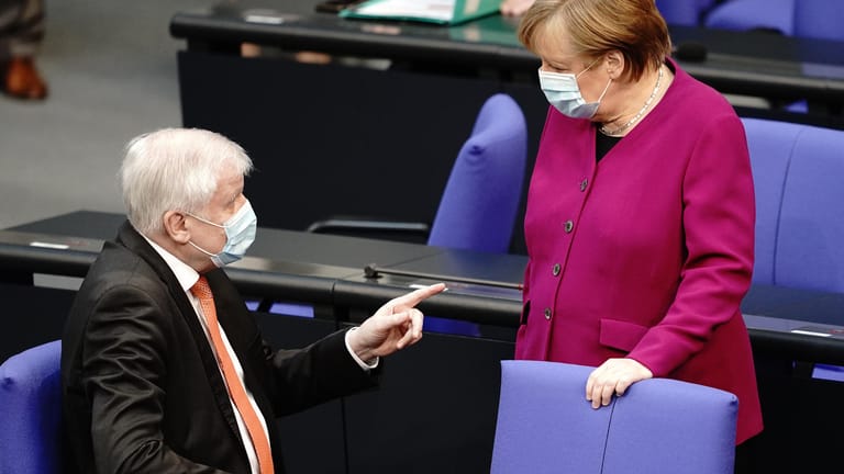 Kanzlerin Angela Merkel (CDU) im Gespräch mit Horst Seehofer (CSU): Der Innenminister fordert, dass bei der Corona-Bekämpfung mehr Verantwortung vom Bund übernommen wird.