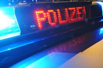 Polizeisirenen erklingen in Frankfurt (Symbolbild): Die Polizei sucht nach Zeugen für den Überfall.