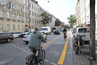 Eine Frau radelt durch München (Archivbild): Die Pop-Up-Radwege haben sich bewährt.