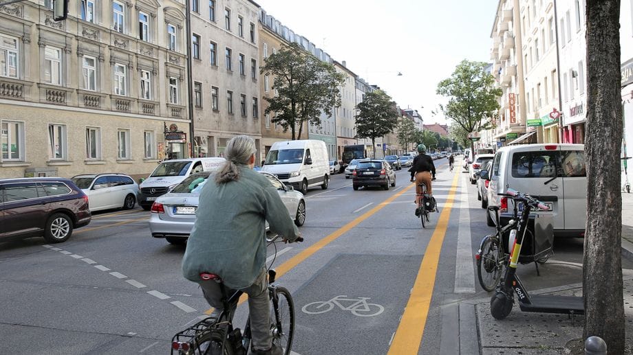 Eine Frau radelt durch München (Archivbild): Die Pop-Up-Radwege haben sich bewährt.