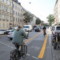 Eine Frau radelt durch München (Archivbild): Die Pop-Up-Radwege haben sich bewährt.