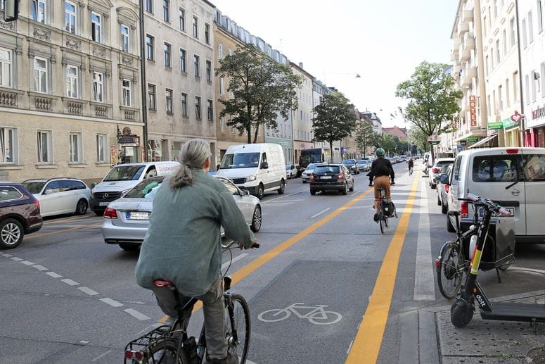 Eine Frau radelt durch München (Archivbild): Die Pop-Up-Radwege haben sich bewährt.