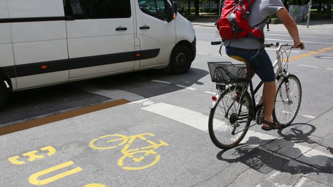 Ein Fahrradfahrer auf dem Pop-Up-Radweg: Ab April sollen die Wege wieder eingeführt werden.