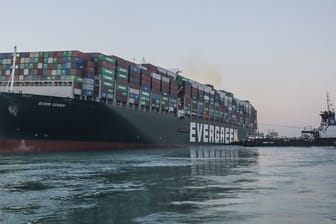 Das im Suezkanal auf Grund gelaufene Containerschiff "Ever Given" der Reederei "Evergreen" ist nach einer tagelangen Blockade teilweise freigelegt worden.