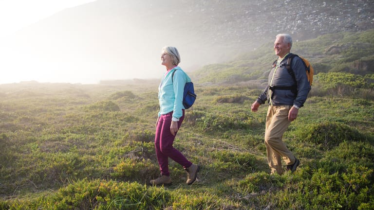 Ein Paar beim Wandern: Der beliebte Outdoor-Sport stärkt das Herz, die Knochen und regt den Stoffwechsel an.