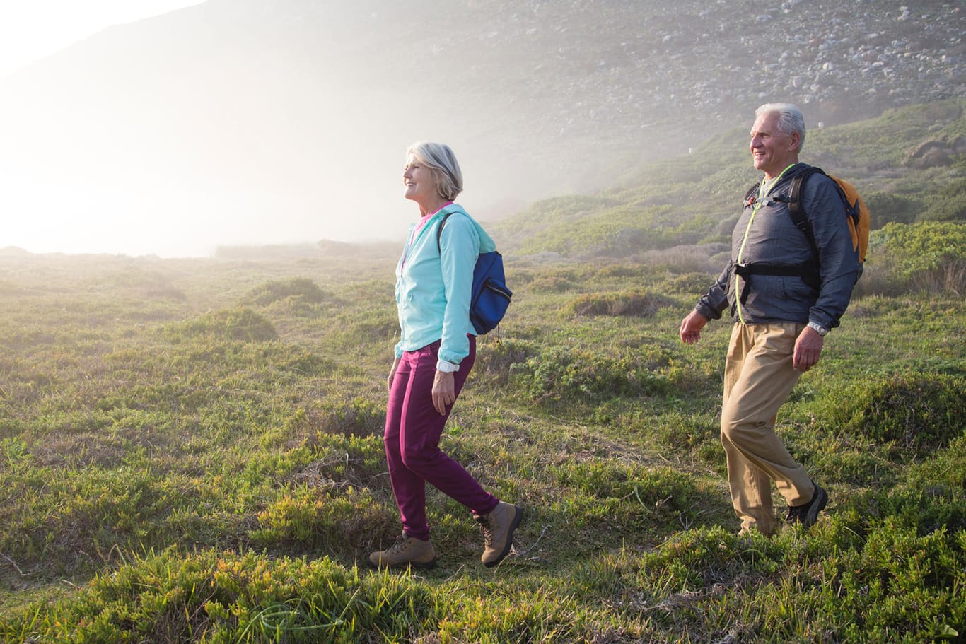 Ein Paar beim Wandern: Der beliebte Outdoor-Sport stärkt das Herz, die Knochen und regt den Stoffwechsel an.