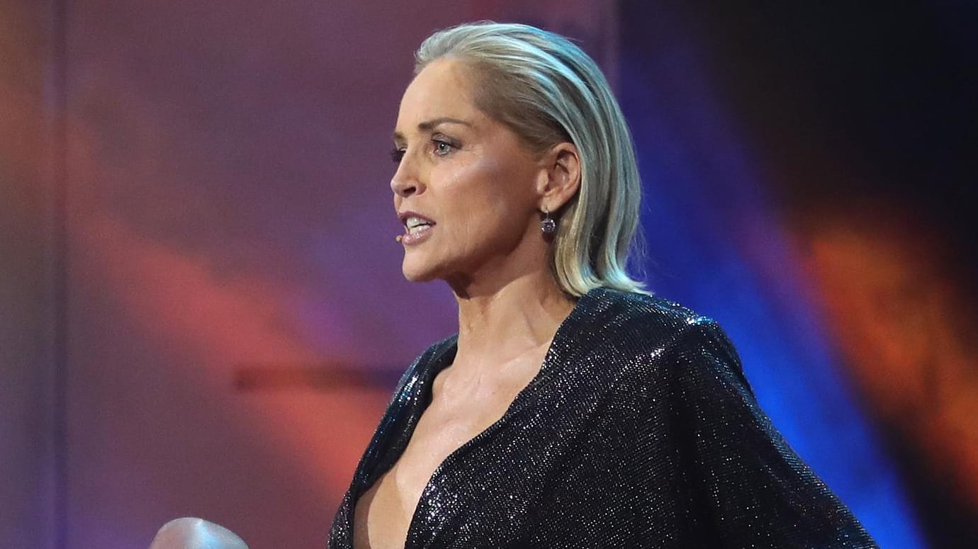 Sharon Stone: Die Schauspieler unterzog sich unfreiwillig einer Brustvergrößerung.