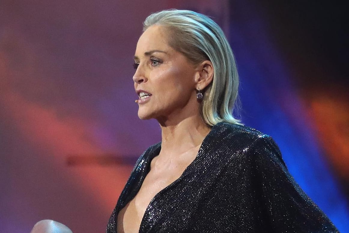 Sharon Stone: Die Schauspieler unterzog sich unfreiwillig einer Brustvergrößerung.