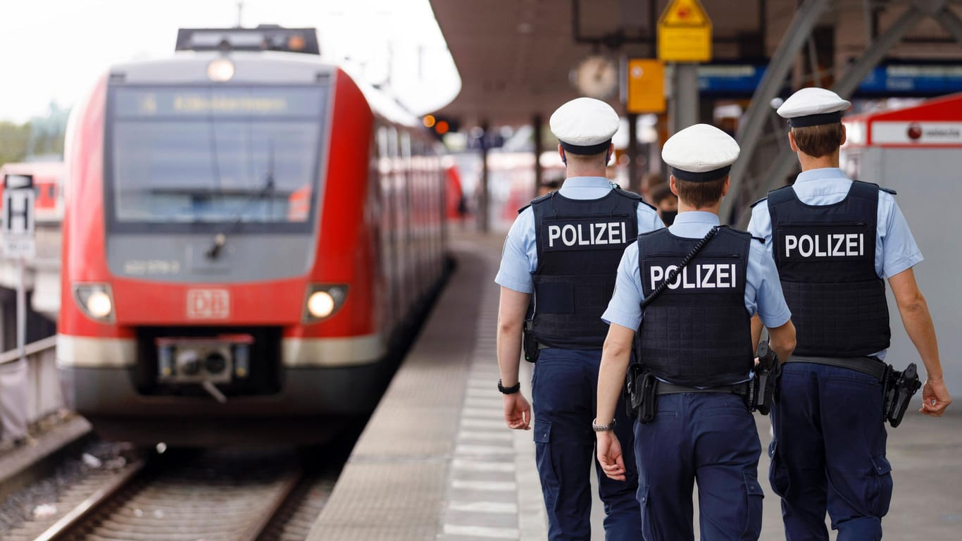 Polizeibeamte am Bahnhof (Symbolbild): In Opladen hat die Polizei einen 41-Jährigen festgenommen, der im Zug drei Frauen mit Reizgas besprüht haben soll.