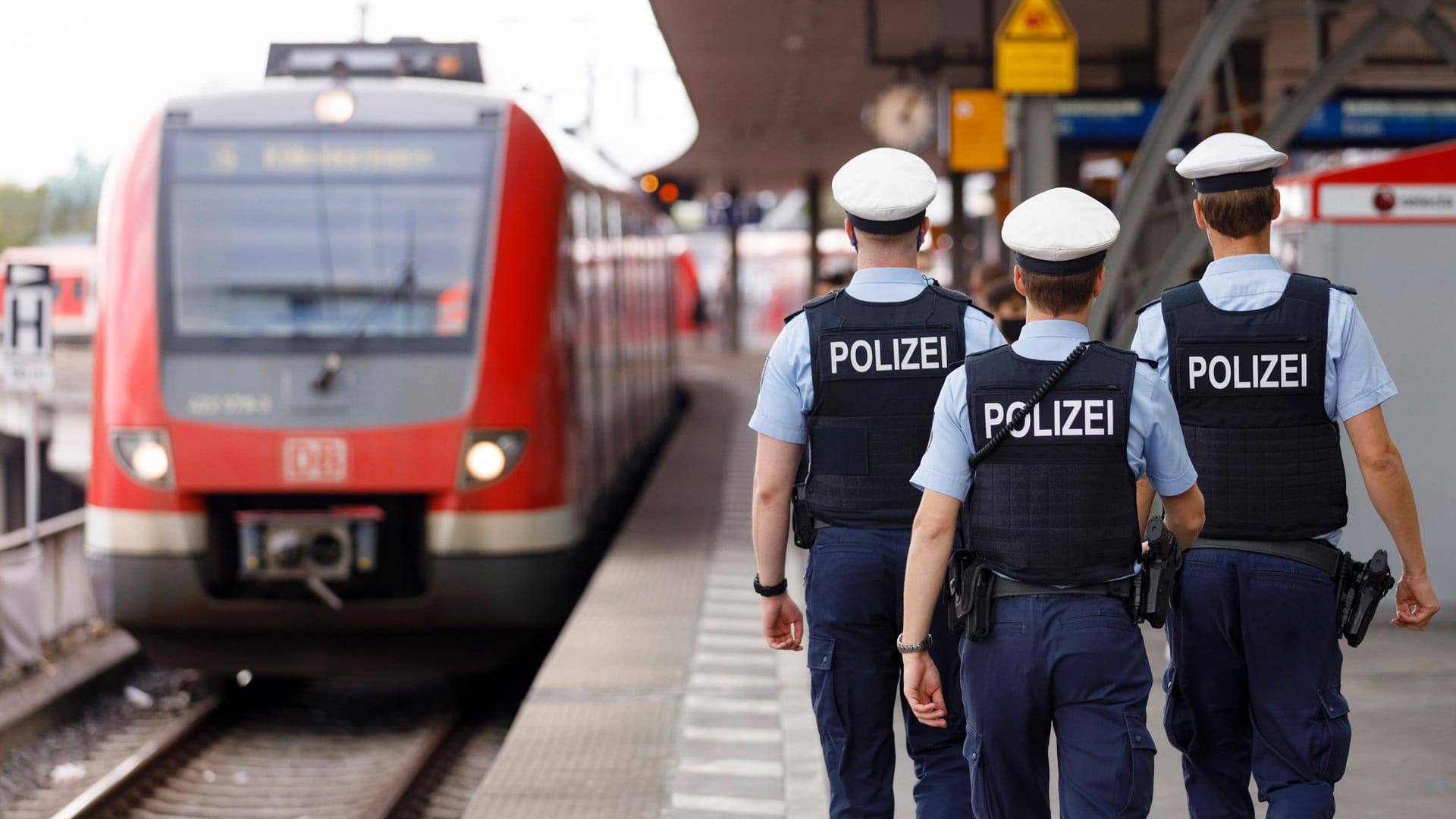 Polizeibeamte am Bahnhof (Symbolbild): In Opladen hat die Polizei einen 41-Jährigen festgenommen, der im Zug drei Frauen mit Reizgas besprüht haben soll. Polizeibeamte am Bahnhof (Symbolbild): In Opladen hat die Polizei einen 41-Jährigen festgenommen, der im Zug drei Frauen mit Reizgas besprüht haben soll.