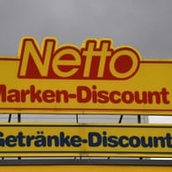 Ein Schild des Discounters Netto (Archivbild): Eine Filiale des Lebensmittelhändlers in Kiel ist überfallen worden.