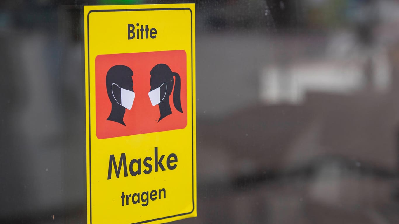 Ein Schild in der Wuppertaler Fußgängerzone (Archivbild): In der Stadt ist das Shoppen mit Maske möglich.
