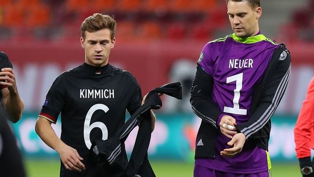 Deutschlands Joshua Kimmich (l) und Torwart Manuel Neuer tragen vor dem Spiel gegen Rumänien die Rückennummer auf der Brust.