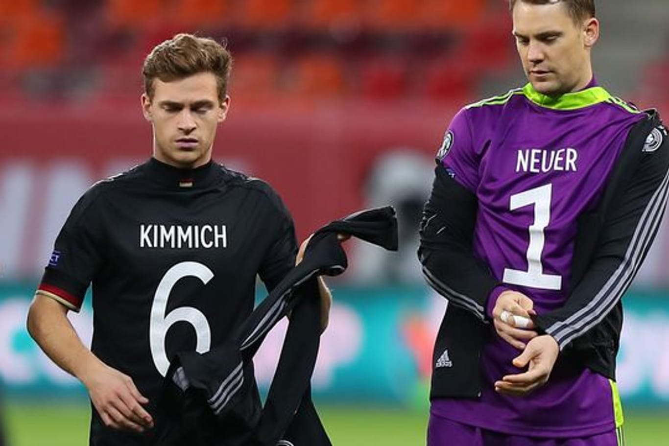 Deutschlands Joshua Kimmich (l) und Torwart Manuel Neuer tragen vor dem Spiel gegen Rumänien die Rückennummer auf der Brust.