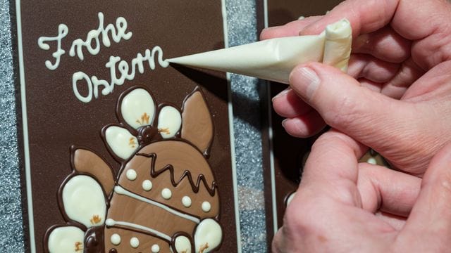 In der Confiserie Felicitas schreibt man schon mal "Frohe Ostern" auf die Schokoladentafeln.