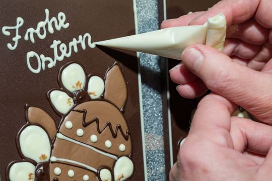 In der Confiserie Felicitas schreibt man schon mal "Frohe Ostern" auf die Schokoladentafeln.