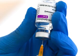 Spritze mit Astrazeneca-Impfdose (Symbolbild): In Köln ist eine Lieferung mit dem Impfstoff angekündigt.