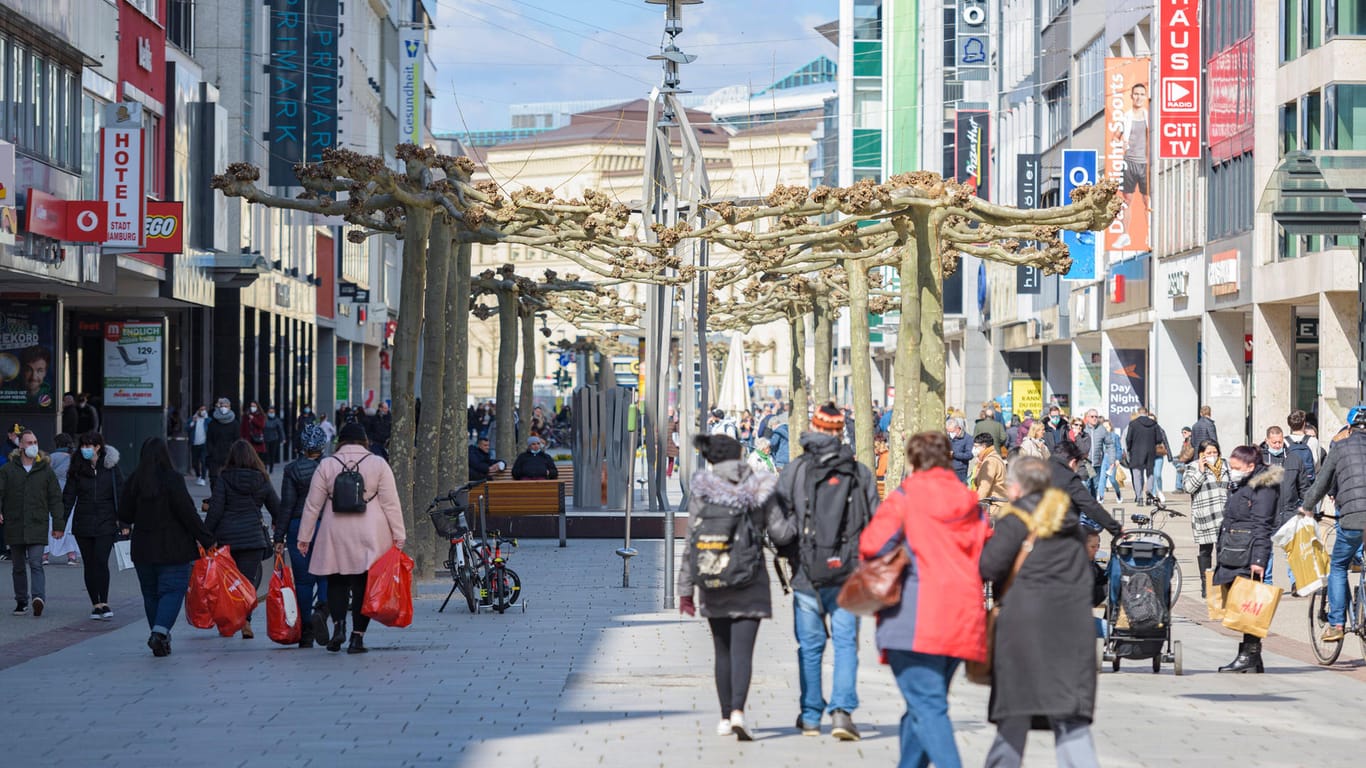 Einkaufsstraße in Saarbrücken: Viele Kunden nutzen das schöne Wetter zum Einkaufen.