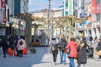 Einkaufsstraße in Saarbrücken: Viele Kunden nutzen das schöne Wetter zum Einkaufen.