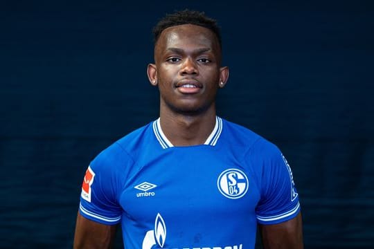 Rabbi Matondo im Dress des FC Schalke 04 - momentan ist der Fußball-Profi an den englischen Club Stoke City verliehen.