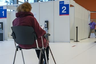 Eine Frau im Impfzentrum: Frauen unter 55 erhalten im Kreis Euskirchen zurzeit keine Impfungen mehr mit Astrazeneca.