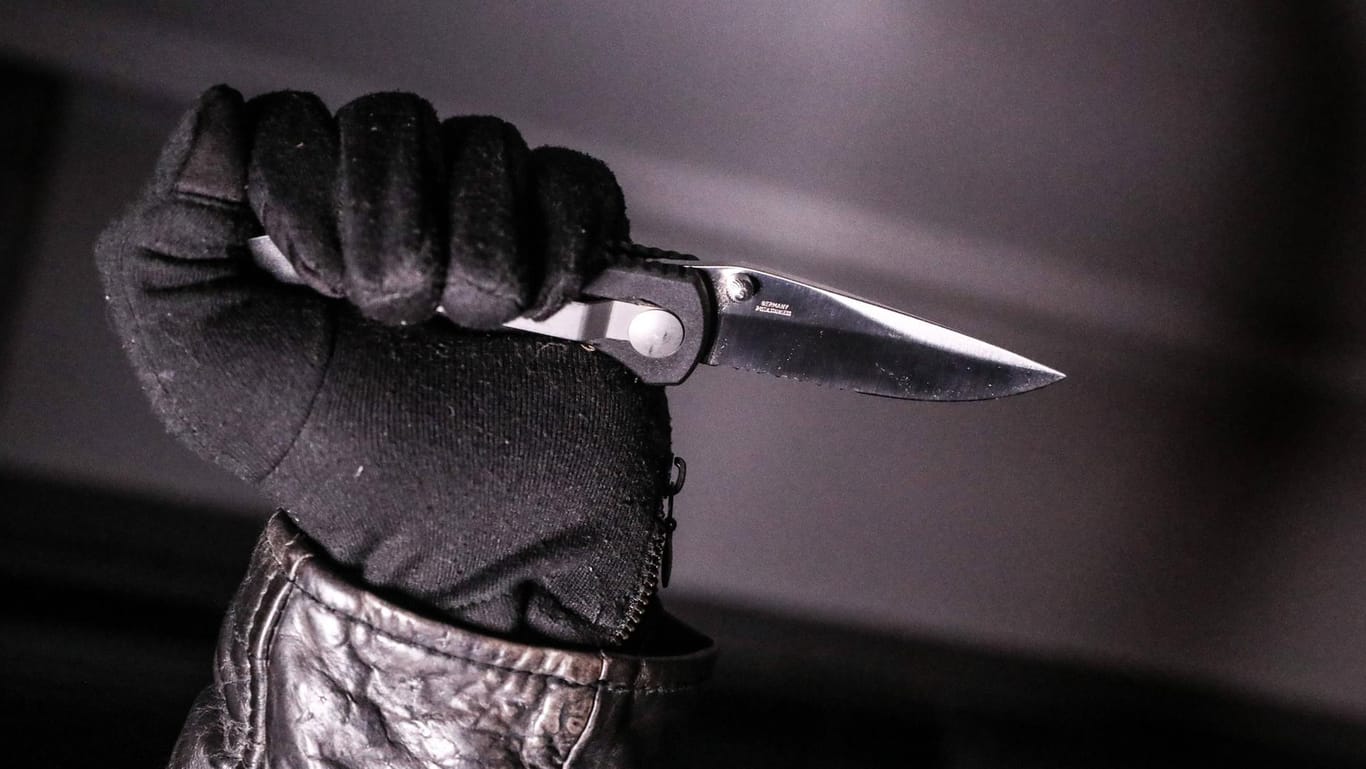 Ein Messer in einer Hand (Symbolbild): Die Polizei sucht nach einem Mann, der in Dortmund einen 23-Jährigen verletzt hat.