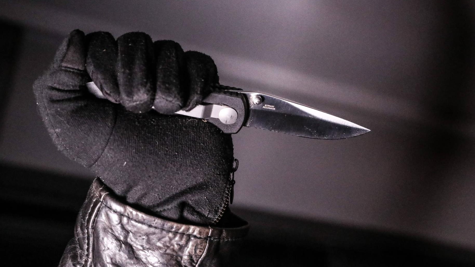 Ein Messer in einer Hand (Symbolbild): Die Polizei sucht nach einem Mann, der in Dortmund einen 23-Jährigen verletzt hat. Ein Messer in einer Hand (Symbolbild): Die Polizei sucht nach einem Mann, der in Dortmund einen 23-Jährigen verletzt hat.