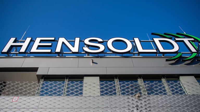 Hensoldt-Logo an der Firmenzentrale (Symbolbild): Der Bund hat aus sicherheitspolitischen Gründen eine Sperrminorität von 25,1 Prozent an dem Rüstungshersteller gekauft.