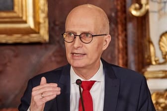 Peter Tschentscher (SPD): Hamburgs erster Bürgermeister begibt sich nach einem Hinweis durch die Corona-Warn-App in Quarantäne.