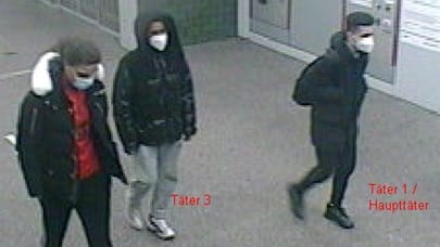 Aufnahmen einer Überwachungskamera: Mit den Bilder such die Hamburger Polizei nach einem versuchten Tötungsdelikt Verdächtige.