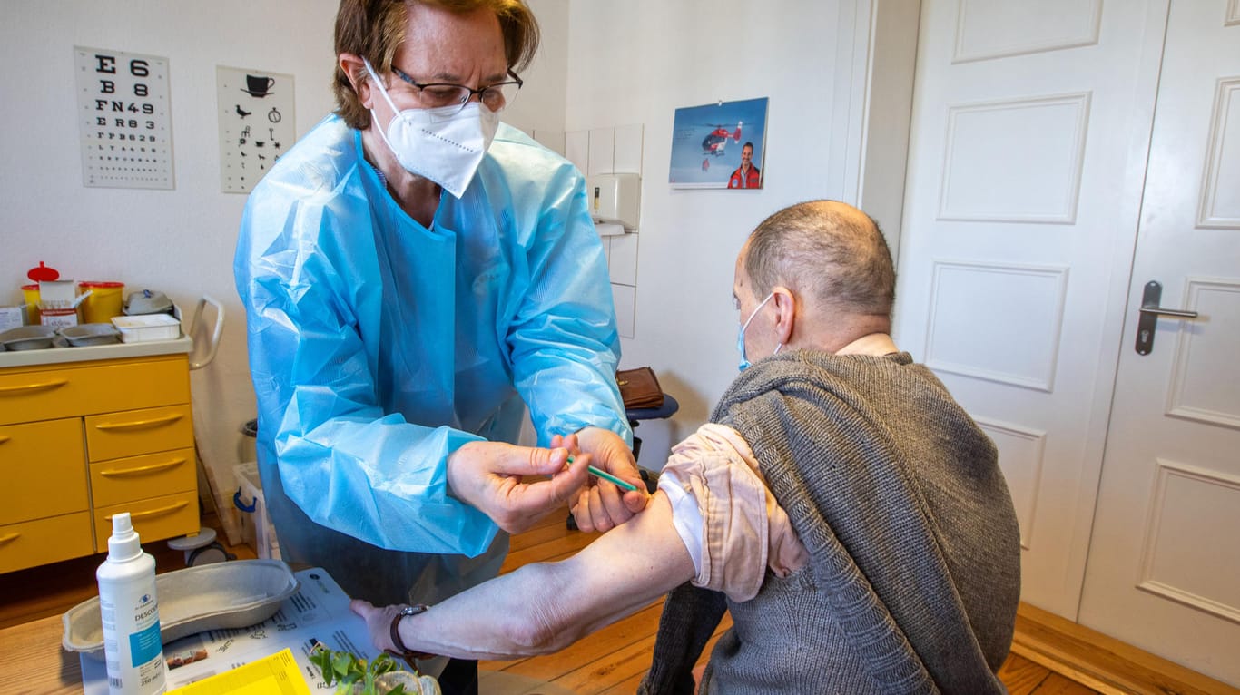 Arzthelferin impft einen Patienten (Archivbild): Auch in Hausarztpraxen soll bald gegen das Coronavirus geimpft werden.