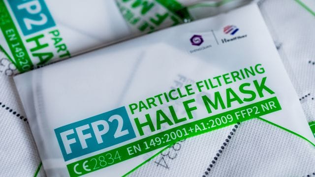 FFP2-Masken: Das Tragen einer solchen Maske kann am Arbeitsplatz vorgeschrieben sein.